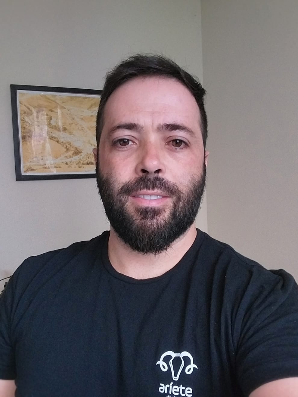 Retrato profissional de Alex Carneiro, fundador da Aríete Digital